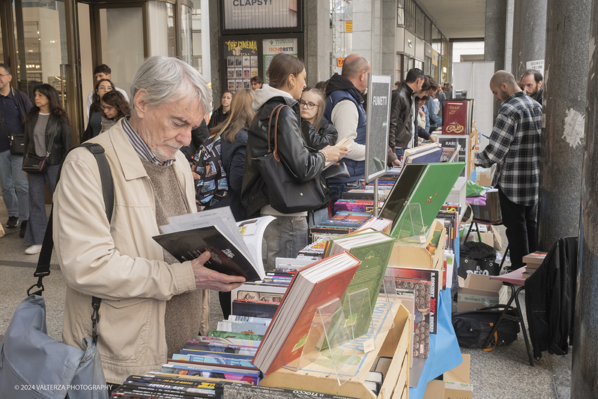 _DSF0715.jpg - 12/10/2024. Torino. A Torino la cultura Ã¨ una passeggiata. Torna la libreria all'aperto piÃ¹ lunga del mondo sotto i portici di Via Roma, da Piazza Castello a Piazza Carlo Felice. Nella foto il centro di Torino trasformato in una enorme libreria