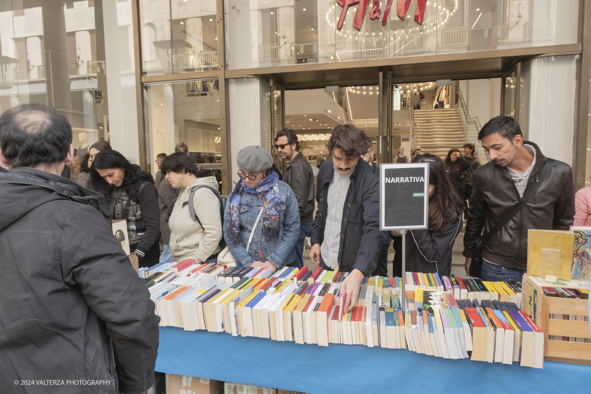 _DSF0717.jpg - 12/10/2024. Torino. A Torino la cultura Ã¨ una passeggiata. Torna la libreria all'aperto piÃ¹ lunga del mondo sotto i portici di Via Roma, da Piazza Castello a Piazza Carlo Felice. Nella foto il centro di Torino trasformato in una enorme libreria