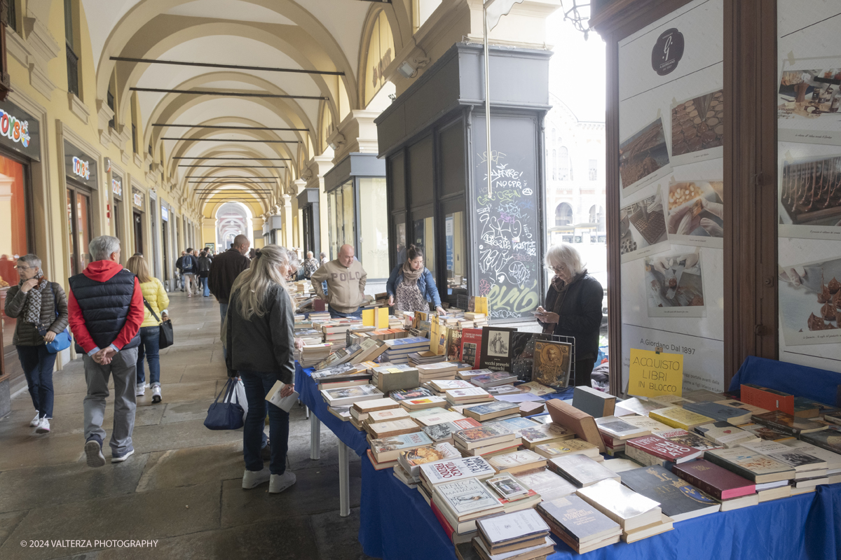 _DSF0772.jpg - 12/10/2024. Torino. A Torino la cultura Ã¨ una passeggiata. Torna la libreria all'aperto piÃ¹ lunga del mondo sotto i portici di Via Roma, da Piazza Castello a Piazza Carlo Felice. Nella foto il centro di Torino trasformato in una enorme libreria