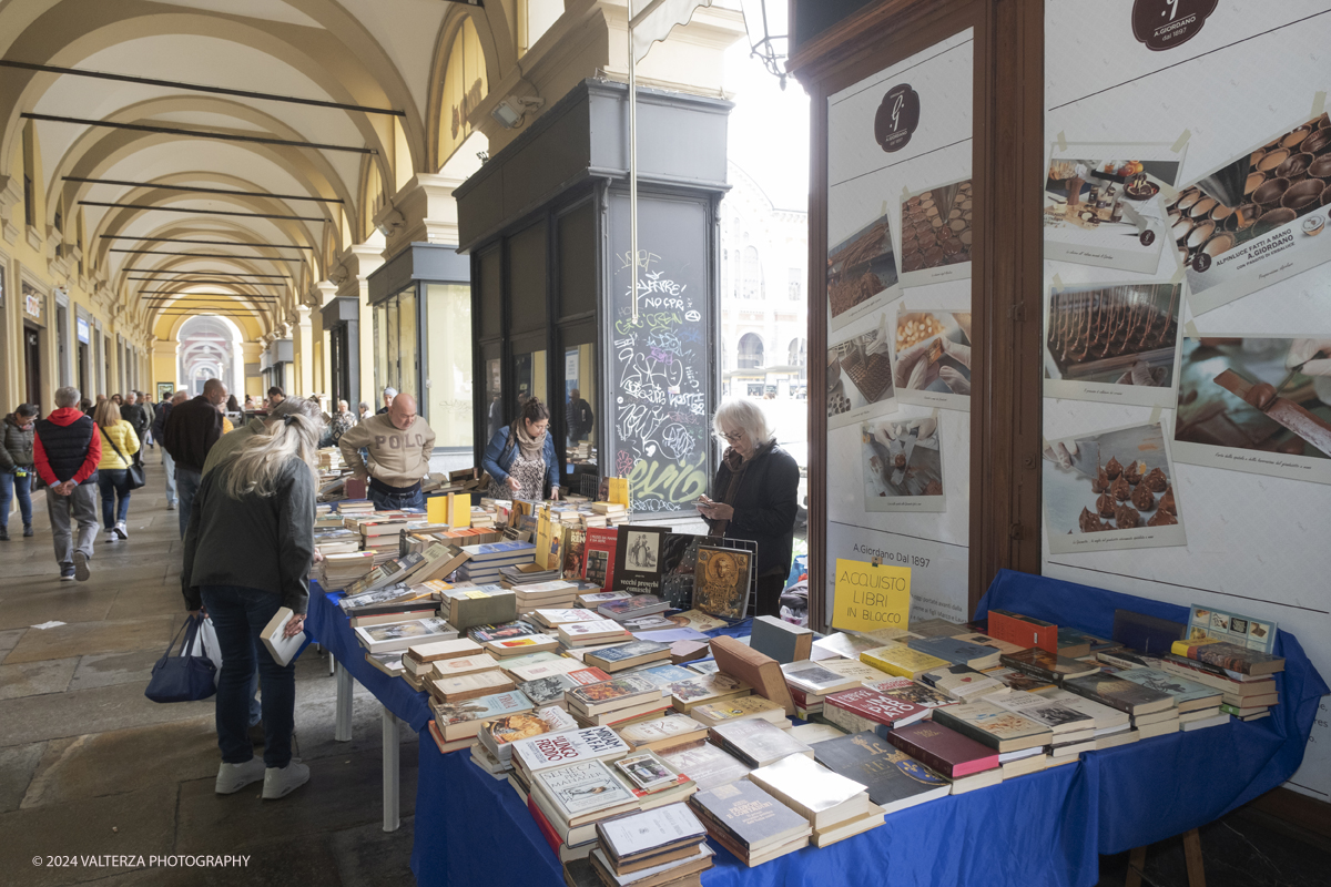 _DSF0775.jpg - 12/10/2024. Torino. A Torino la cultura Ã¨ una passeggiata. Torna la libreria all'aperto piÃ¹ lunga del mondo sotto i portici di Via Roma, da Piazza Castello a Piazza Carlo Felice. Nella foto il centro di Torino trasformato in una enorme libreria