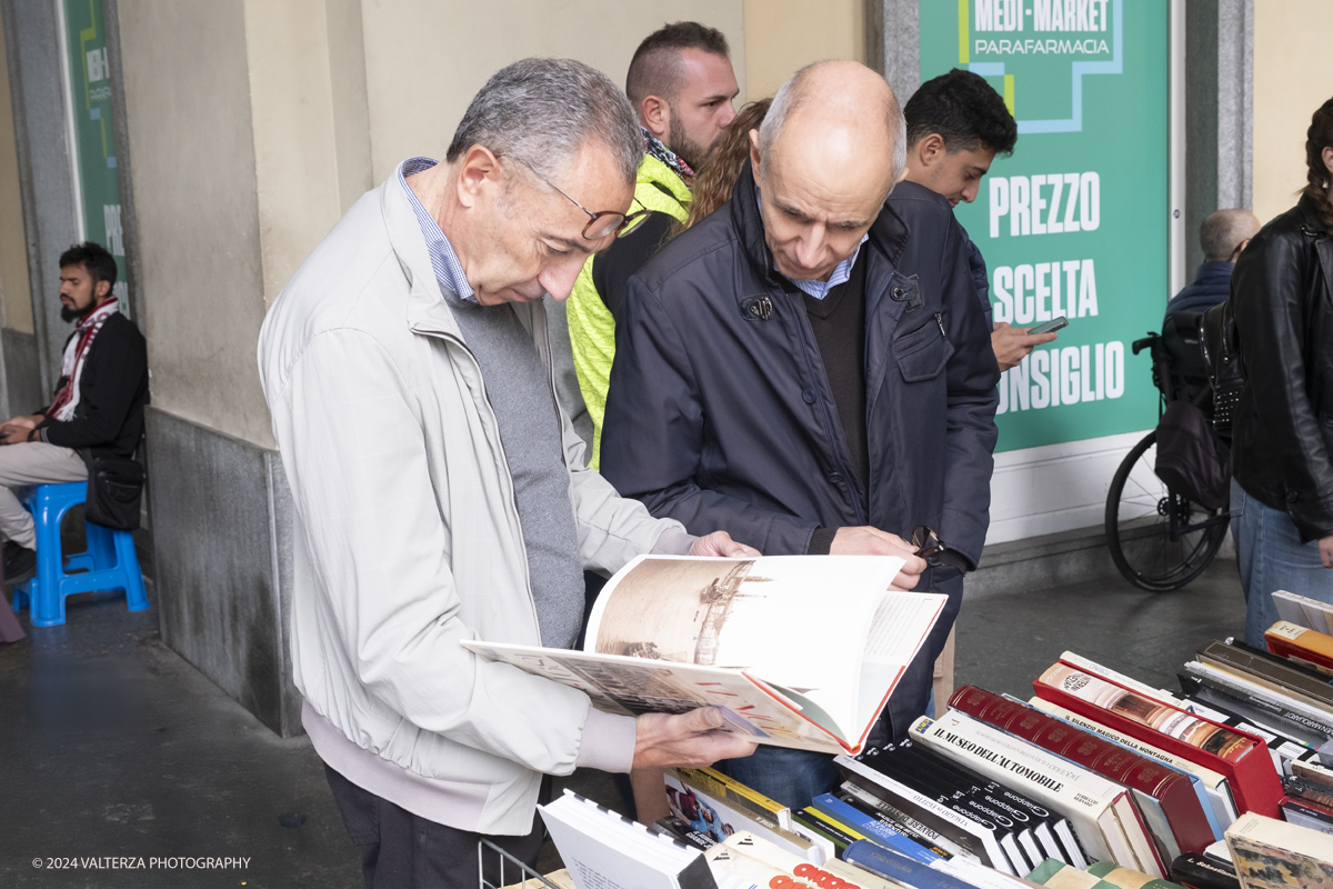 _DSF9863.jpg - 12/10/2024. Torino. A Torino la cultura Ã¨ una passeggiata. Torna la libreria all'aperto piÃ¹ lunga del mondo sotto i portici di Via Roma, da Piazza Castello a Piazza Carlo Felice. Nella foto il centro di Torino trasformato in una enorme libreria