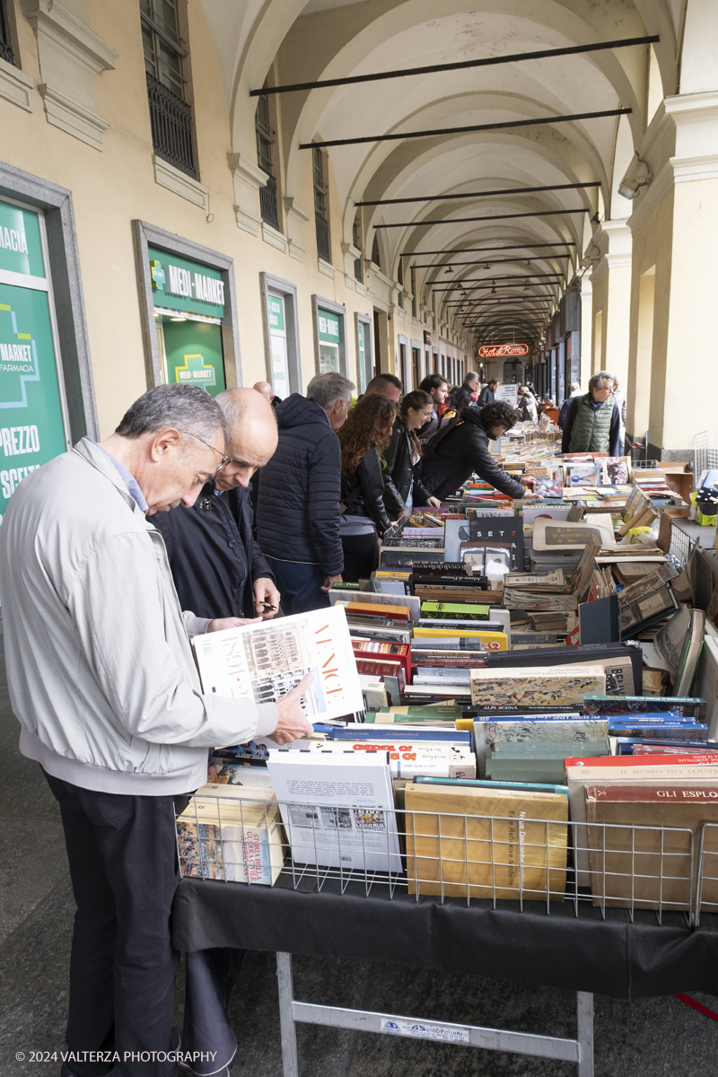 _DSF9873.jpg - 12/10/2024. Torino. A Torino la cultura Ã¨ una passeggiata. Torna la libreria all'aperto piÃ¹ lunga del mondo sotto i portici di Via Roma, da Piazza Castello a Piazza Carlo Felice. Nella foto il centro di Torino trasformato in una enorme libreria