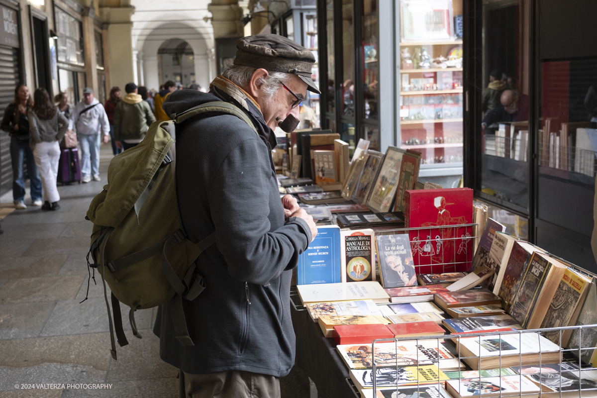 _DSF9897.jpg - 12/10/2024. Torino. A Torino la cultura Ã¨ una passeggiata. Torna la libreria all'aperto piÃ¹ lunga del mondo sotto i portici di Via Roma, da Piazza Castello a Piazza Carlo Felice. Nella foto il centro di Torino trasformato in una enorme libreria