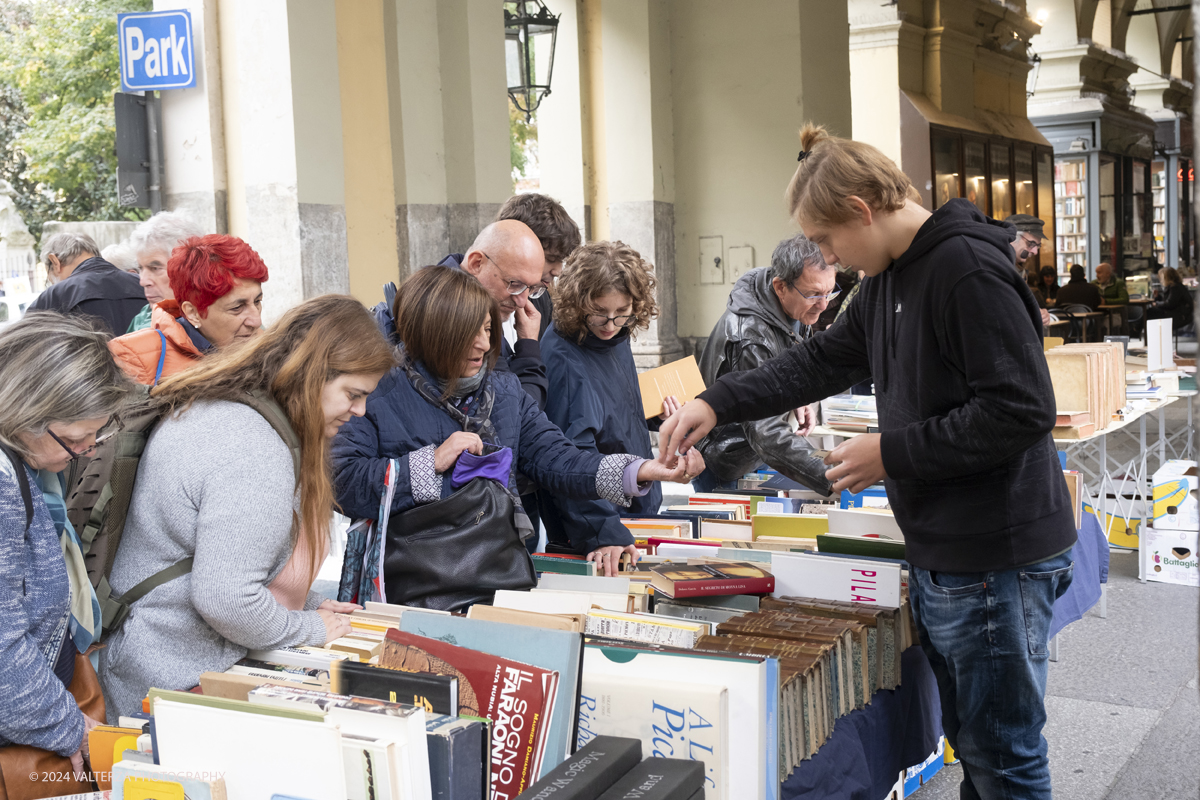 _DSF9973.jpg - 12/10/2024. Torino. A Torino la cultura Ã¨ una passeggiata. Torna la libreria all'aperto piÃ¹ lunga del mondo sotto i portici di Via Roma, da Piazza Castello a Piazza Carlo Felice. Nella foto il centro di Torino trasformato in una enorme libreria