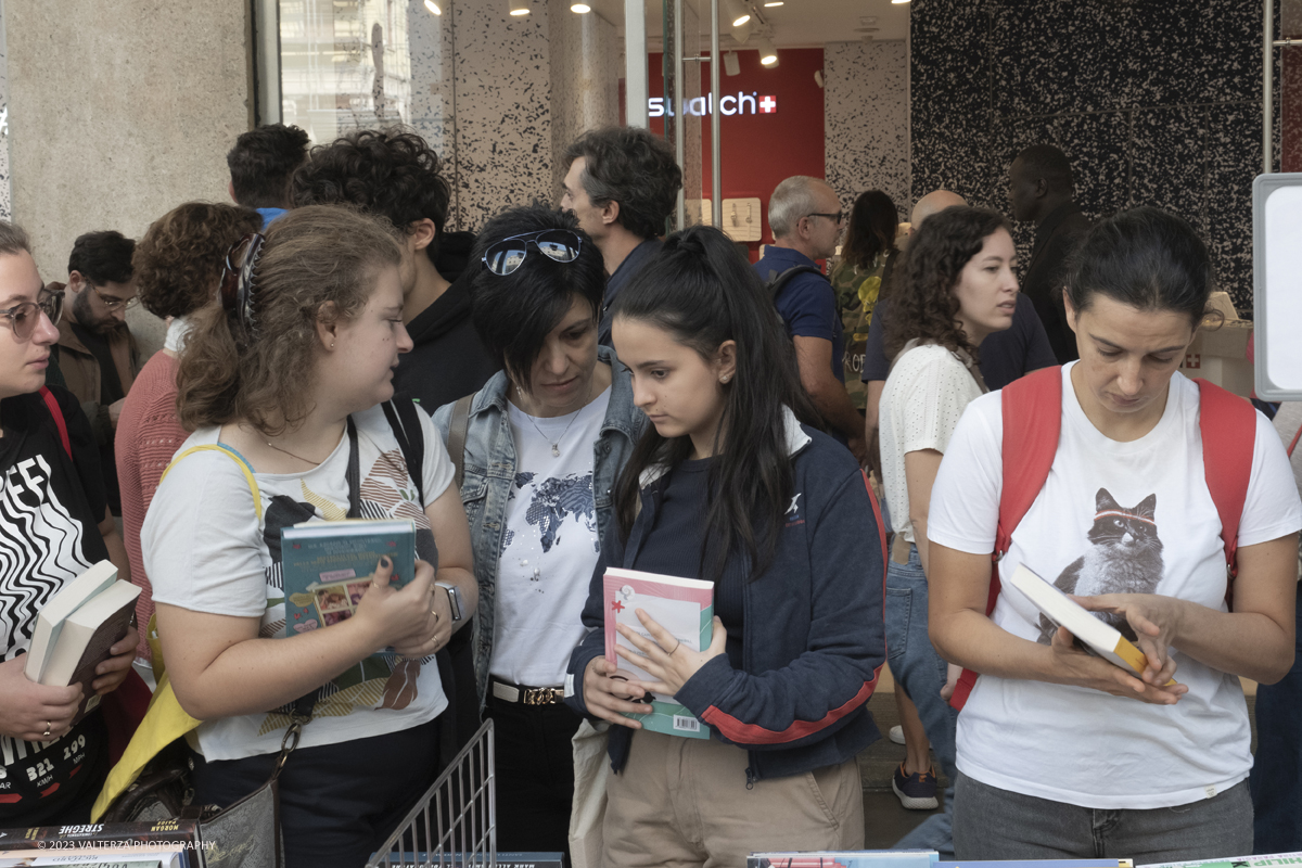 _DSF9150.jpg - 07/10/2023. Torino.  Migliaia di persone hanno affollato il centro della cittÃ  per la sedicesima edizione di Portici di Carta.