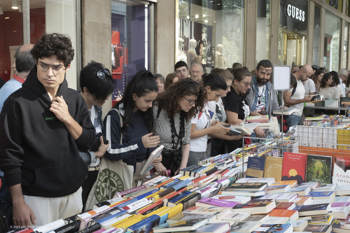 _DSF9164.jpg - 07/10/2023. Torino.  Migliaia di persone hanno affollato il centro della cittÃ  per la sedicesima edizione di Portici di Carta.