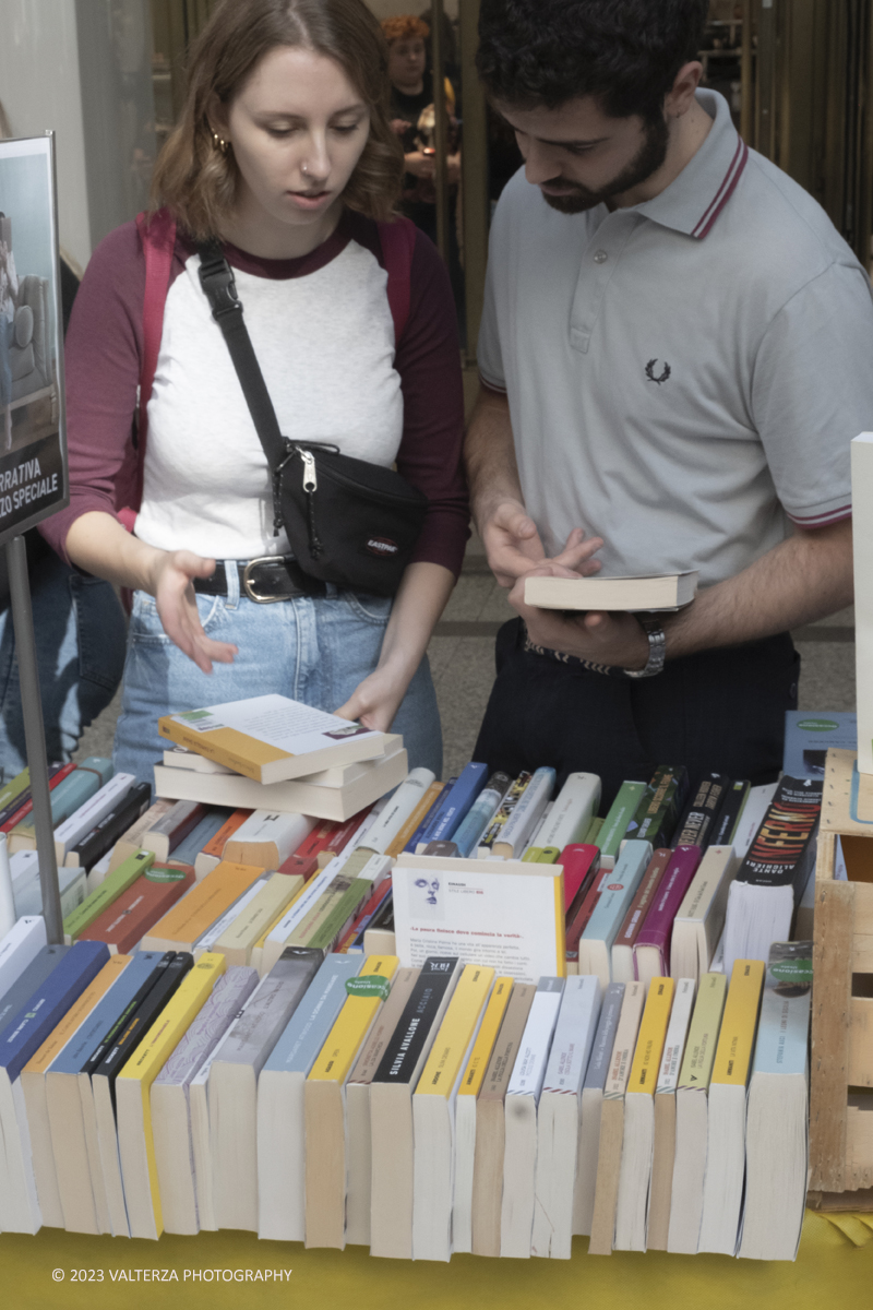 _DSF9187.jpg - 07/10/2023. Torino.  Migliaia di persone hanno affollato il centro della cittÃ  per la sedicesima edizione di Portici di Carta.