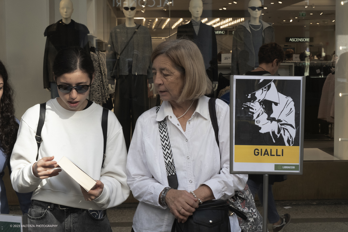 _DSF9201.jpg - 07/10/2023. Torino.  Migliaia di persone hanno affollato il centro della cittÃ  per la sedicesima edizione di Portici di Carta.