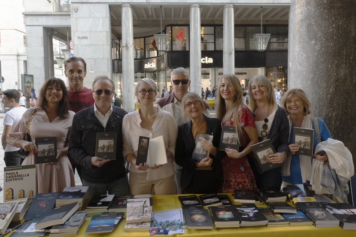 _DSF9781.jpg - 07/10/2023. Torino.  Migliaia di persone hanno affollato il centro della cittÃ  per la sedicesima edizione di Portici di Carta. Autorri e visitatori allo stand dell'editrice Paola Caramella e visitatori