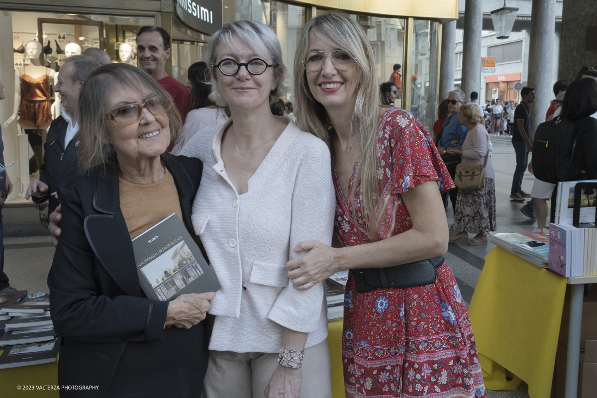 _DSF9817.jpg - 07/10/2023. Torino.  Migliaia di persone hanno affollato il centro della cittÃ  per la sedicesima edizione di Portici di Carta. L'autrice Tea Zanetti con Carla Grimaldi e Paola Caramella Editrice