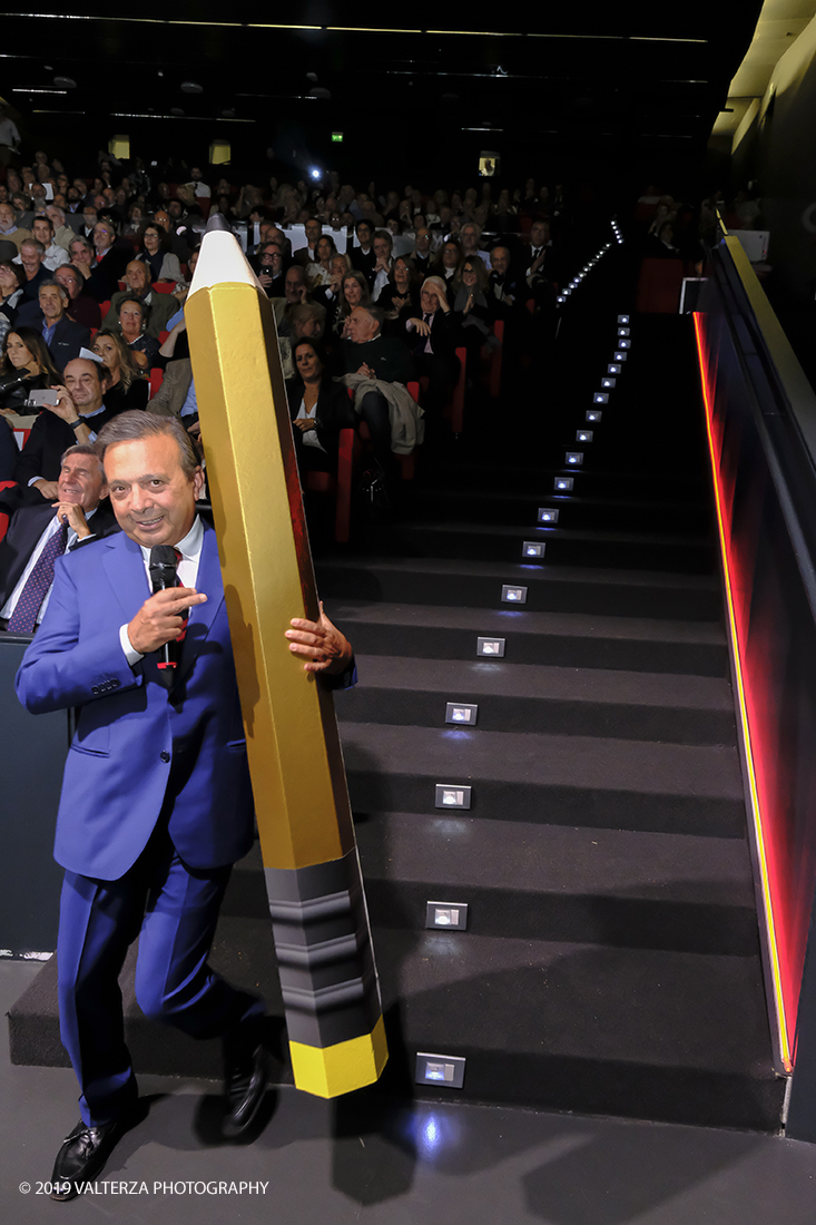 _DSF1218.jpg - 15/10/2019. Torino. Matita d'oro 2019. Anche quest'anno il Mauto ha assegnato i suoi prestigiosi premi al mondo dell'automobile. Nella foto Piero Chiambretti, storico presentatore della cerimonia, si avvia sul palco con la matitona simbolo dell'evento