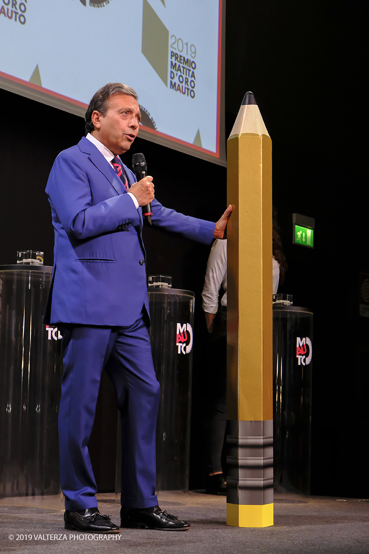 _DSF1222.jpg - 15/10/2019. Torino. Matita d'oro 2019. Anche quest'anno il Mauto ha assegnato i suoi prestigiosi premi al mondo dell'automobile. Nella foto Piero Chiambretti, storico presentatore della cerimonia, con la matitona simbolo dell'evento