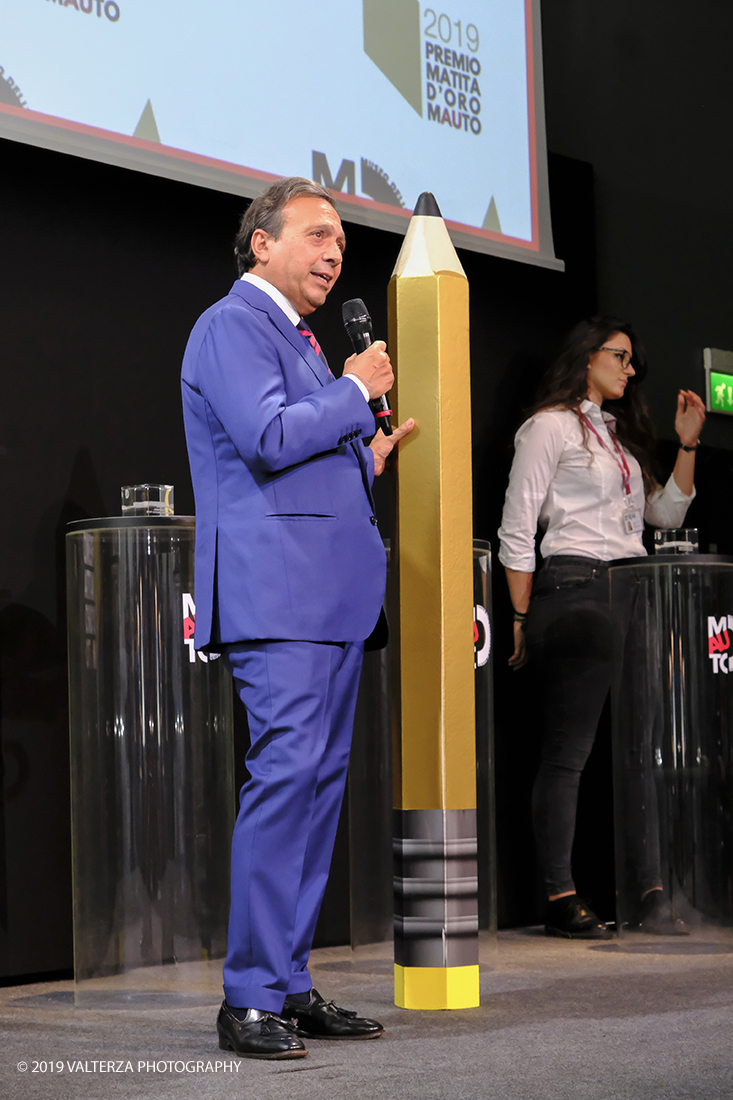 _DSF1225.jpg - 15/10/2019. Torino. Matita d'oro 2019. Anche quest'anno il Mauto ha assegnato i suoi prestigiosi premi al mondo dell'automobile. Nella foto Piero Chiambretti, storico presentatore della cerimonia, con la matitona simbolo dell'evento