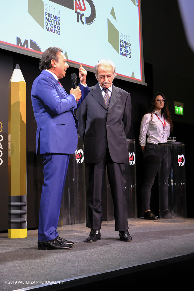 _DSF1236.jpg - 15/10/2019. Torino. Matita d'oro 2019. Anche quest'anno il Mauto ha assegnato i suoi prestigiosi premi al mondo dell'automobile. Nella foto Piero Chiambretti prima della cermonia si intrattiene sul palco con Aldo Brovarone storico designer torinese dell'Auto