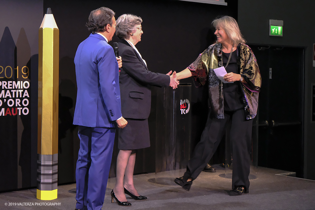 _DSF1409.jpg - 15/10/2019. Torino. Matita d'oro 2019. Anche quest'anno il Mauto ha assegnato i suoi prestigiosi premi al mondo dell'automobile. Nella foto Il premio MAUTO per lâ€™ingegneria va  alla memoria di SERGIO SARTORELLI (2009) per lâ€™importante contributo in qualitÃ  di progettista e ingegnere dellâ€™automobile, a 10 anni dalla scomparsa. Ritira il premio, consegnato dalla direttrice del Museo Mariella Mengozzi , la vedova.