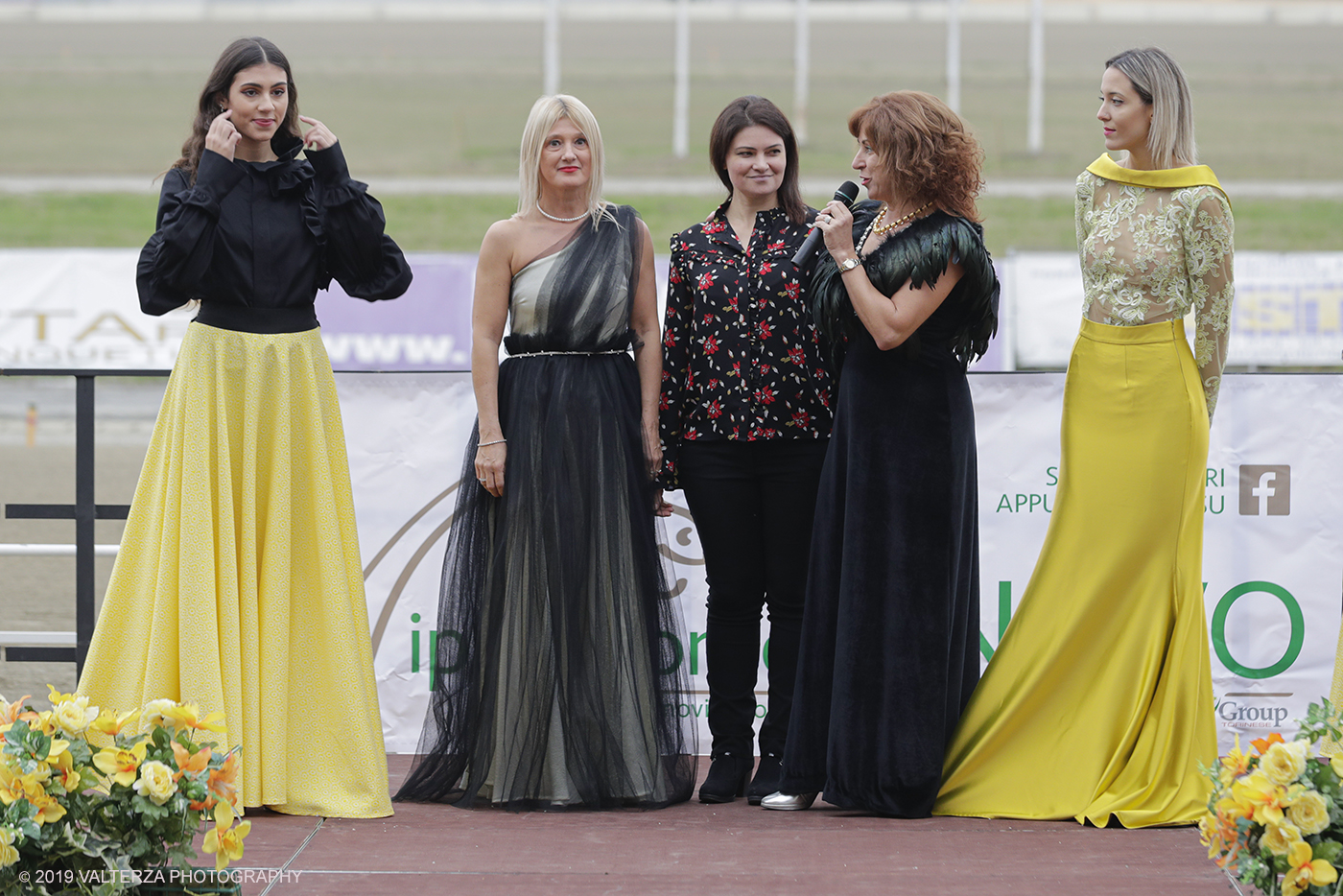 _G3I0147.jpg - 01/11/2019. Ippodromo di Vinovo. Sfilata delle creazioni della stilista Laura Alessandri, presenta Elia Tarantino. Elia Tarantino intervista Tatiana Daniali