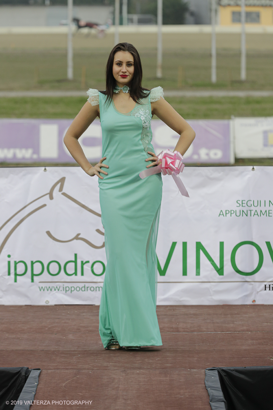 _G3I0861.jpg - 01/11/2019. Ippodromo di Vinovo. Cerimonia del conferimento del Premio ad Holgert Ehlert con Simona Faccioli titolare di Arte e Moda Scuola Torino modelle vestite Tiffany by Olesea Suharenco. Presenta Elia Tarantino