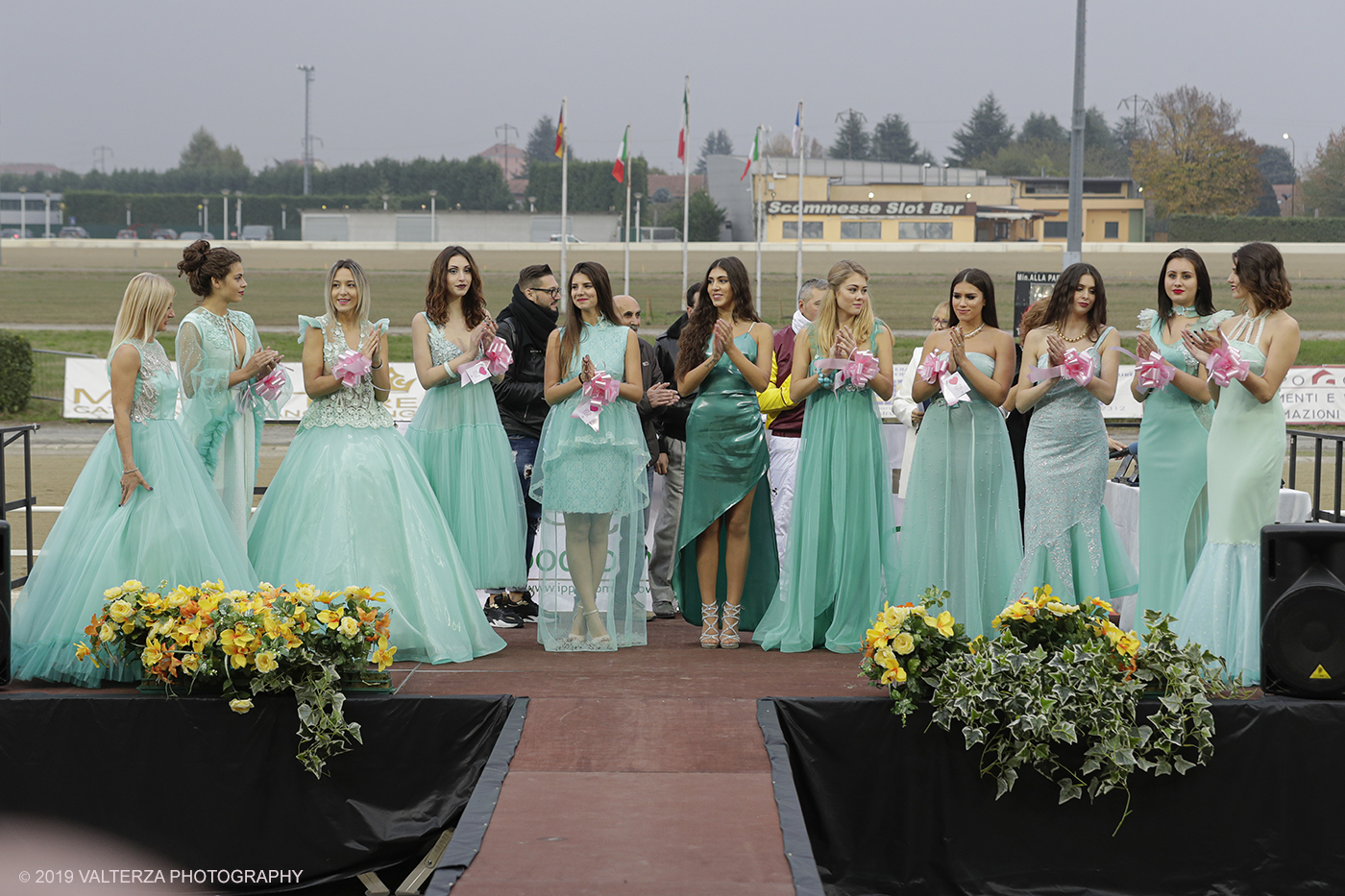 _G3I0929.jpg - 01/11/2019. Ippodromo di Vinovo. Cerimonia del conferimento del Premio ad Holgert Ehlert con Simona Faccioli titolare di Arte e Moda Scuola Torino modelle vestite Tiffany by Olesea Suharenco. Presenta Elia Tarantino