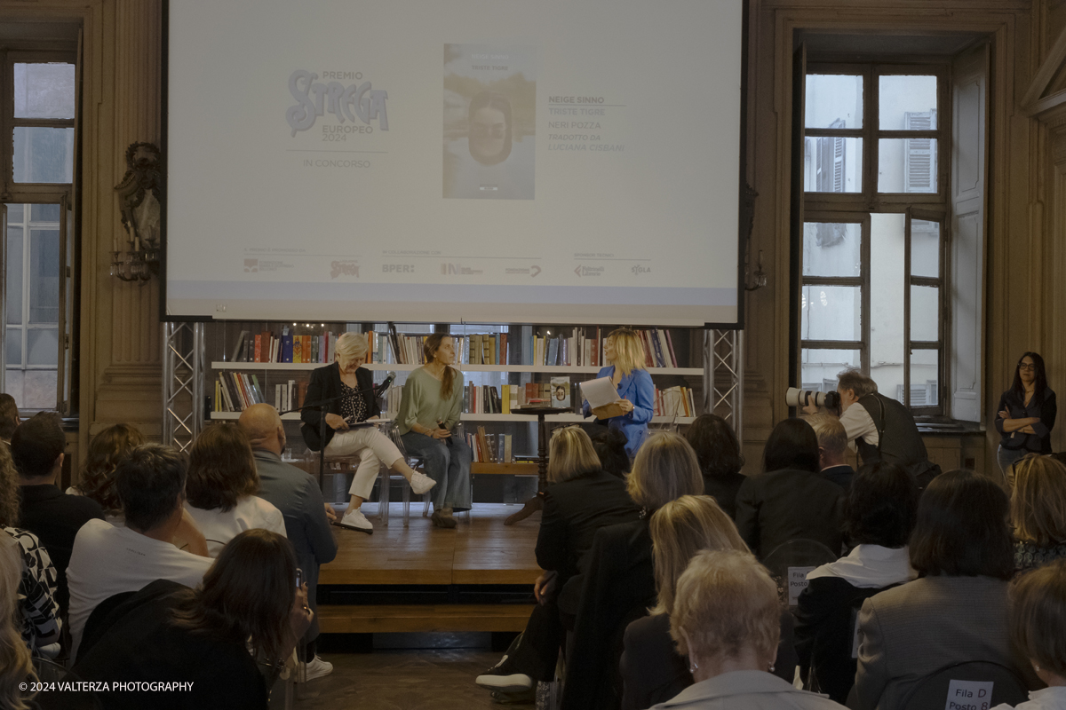 _DSF2696.jpg - 12/05/2024. Torino. Proclamazione dell'opera vincitrice alla presenza dei cinque finalisti candidati al circolo dei lettori. Nella foto un momento della intervista alla vincitrice del concorso Neige Sinno.