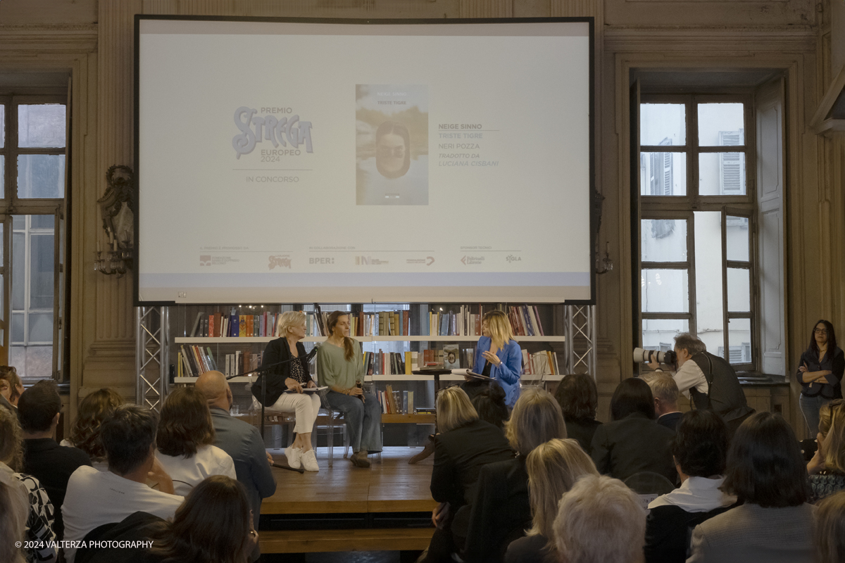 _DSF2697.jpg - 12/05/2024. Torino. Proclamazione dell'opera vincitrice alla presenza dei cinque finalisti candidati al circolo dei lettori. Nella foto un momento della intervista alla vincitrice del concorso Neige Sinno.