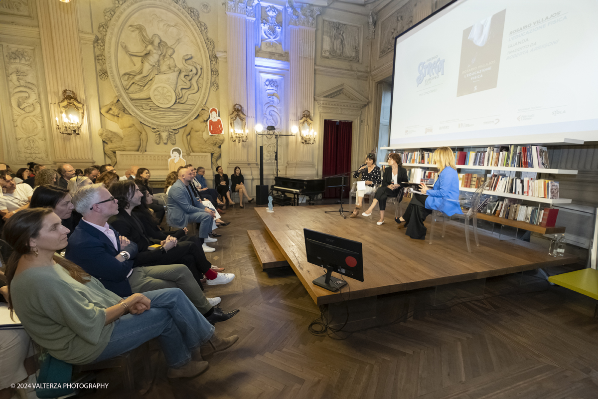 _DSF2711.jpg - 12/05/2024. Torino. Proclamazione dell'opera vincitrice alla presenza dei cinque finalisti candidati al circolo dei lettori. Nella foto un momento della intervista a Rosario Villajos