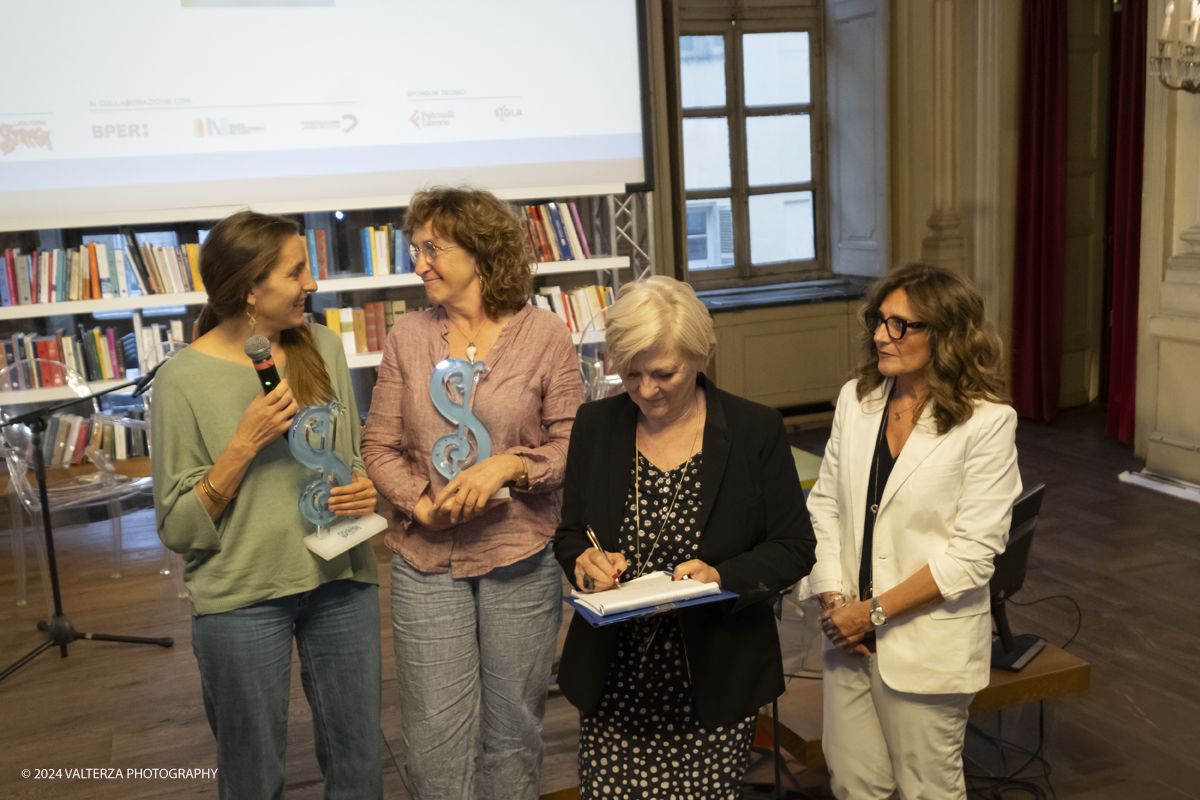 _DSF2766.jpg - 12/05/2024. Torino. Proclamazione dell'opera vincitrice alla presenza dei cinque finalisti candidati al circolo dei lettori. Nella foto le premiate Neige Sinno e Luciana Cisbani rispettivamente autrice e traduttrice dei libro