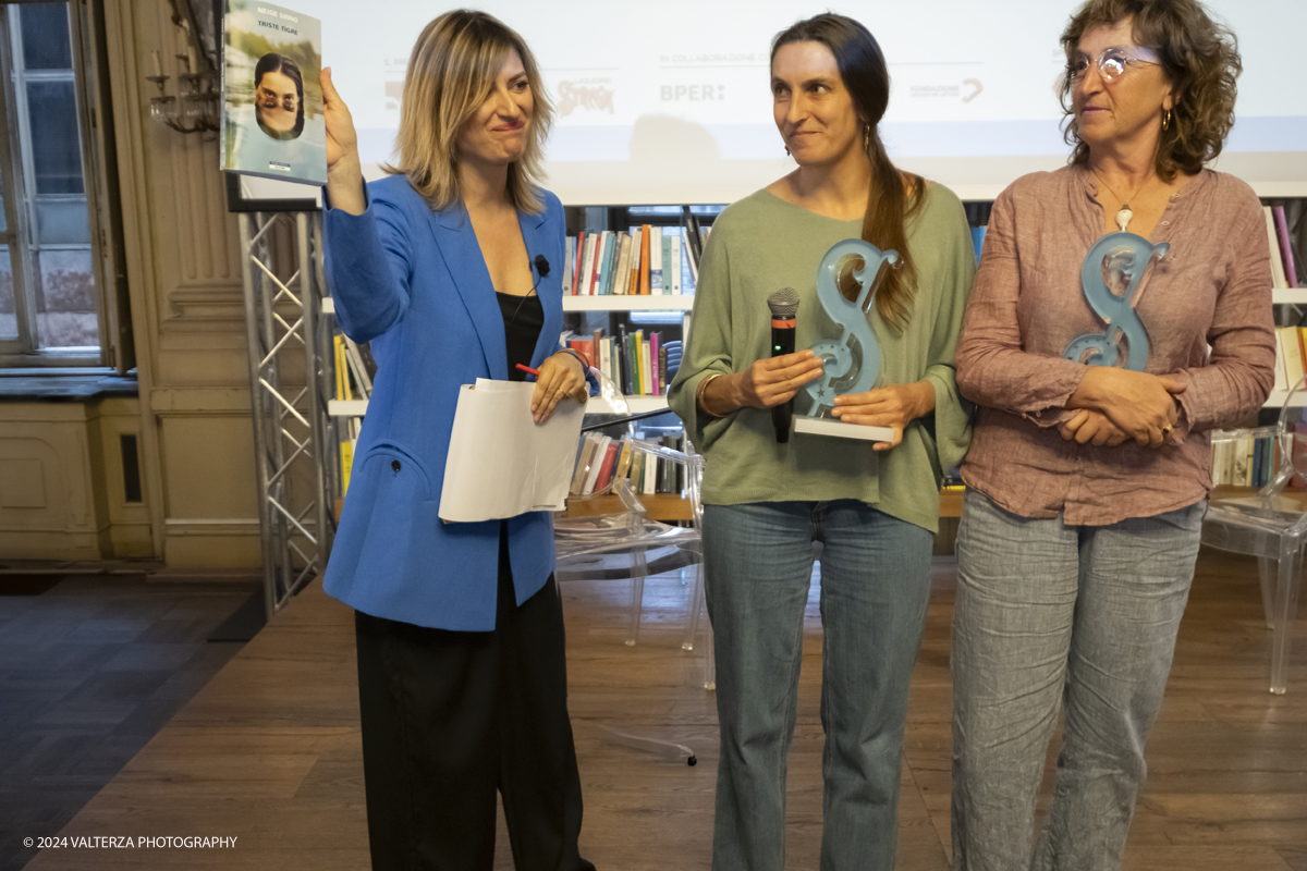 _DSF2782.jpg - 12/05/2024. Torino. Proclamazione dell'opera vincitrice alla presenza dei cinque finalisti candidati al circolo dei lettori. Nella foto la conduttrice Eva Giannini illustra le motivazioni dell'assegnazione del premio a Neige Sinno