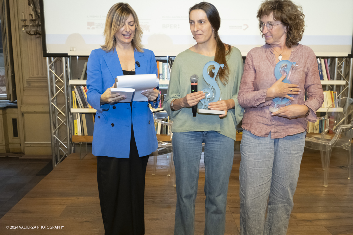 _DSF2784.jpg - 12/05/2024. Torino. Proclamazione dell'opera vincitrice alla presenza dei cinque finalisti candidati al circolo dei lettori. Nella foto la conduttrice Eva Giannini illustra le motivazioni dell'assegnazione del premio a Neige Sinno