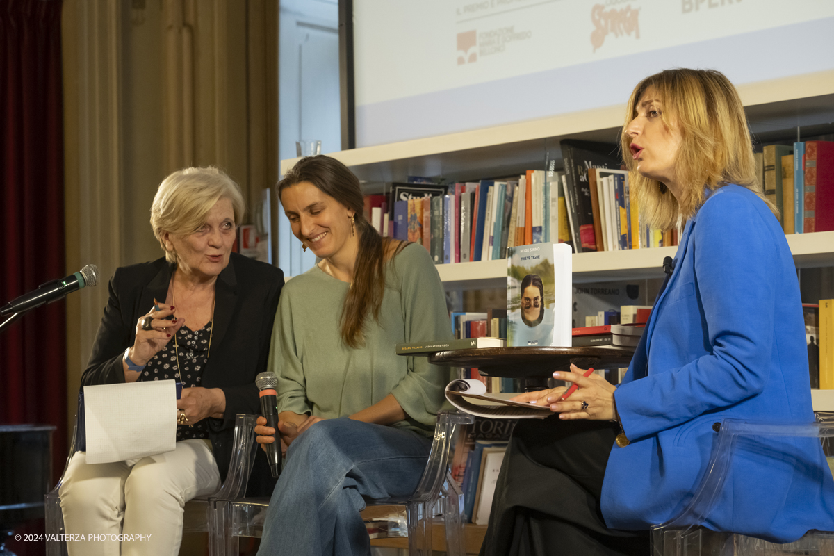 _DSF4574.jpg - 12/05/2024. Torino. Proclamazione dell'opera vincitrice alla presenza dei cinque finalisti candidati al circolo dei lettori. Nella foto un momento della intervista alla vincitrice del concorso Neige Sinno.