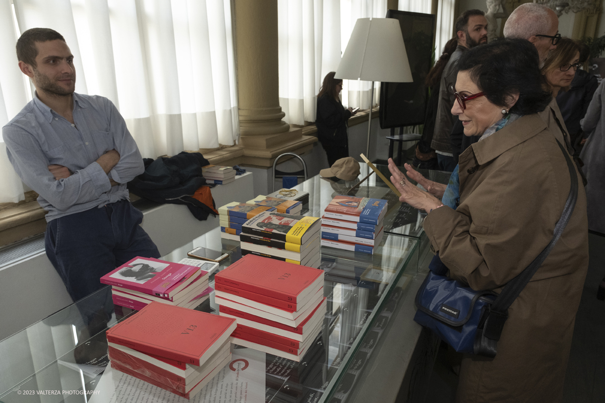 _DSF6622.jpg - 21/05/2023. Torino. Il premio viene assegnato ogni anno da una giuria composta da 24 scrittrici e scrittori italiani vincitori e finalisti del Premio Strega.- Nella foto la vendita delle opere candidate