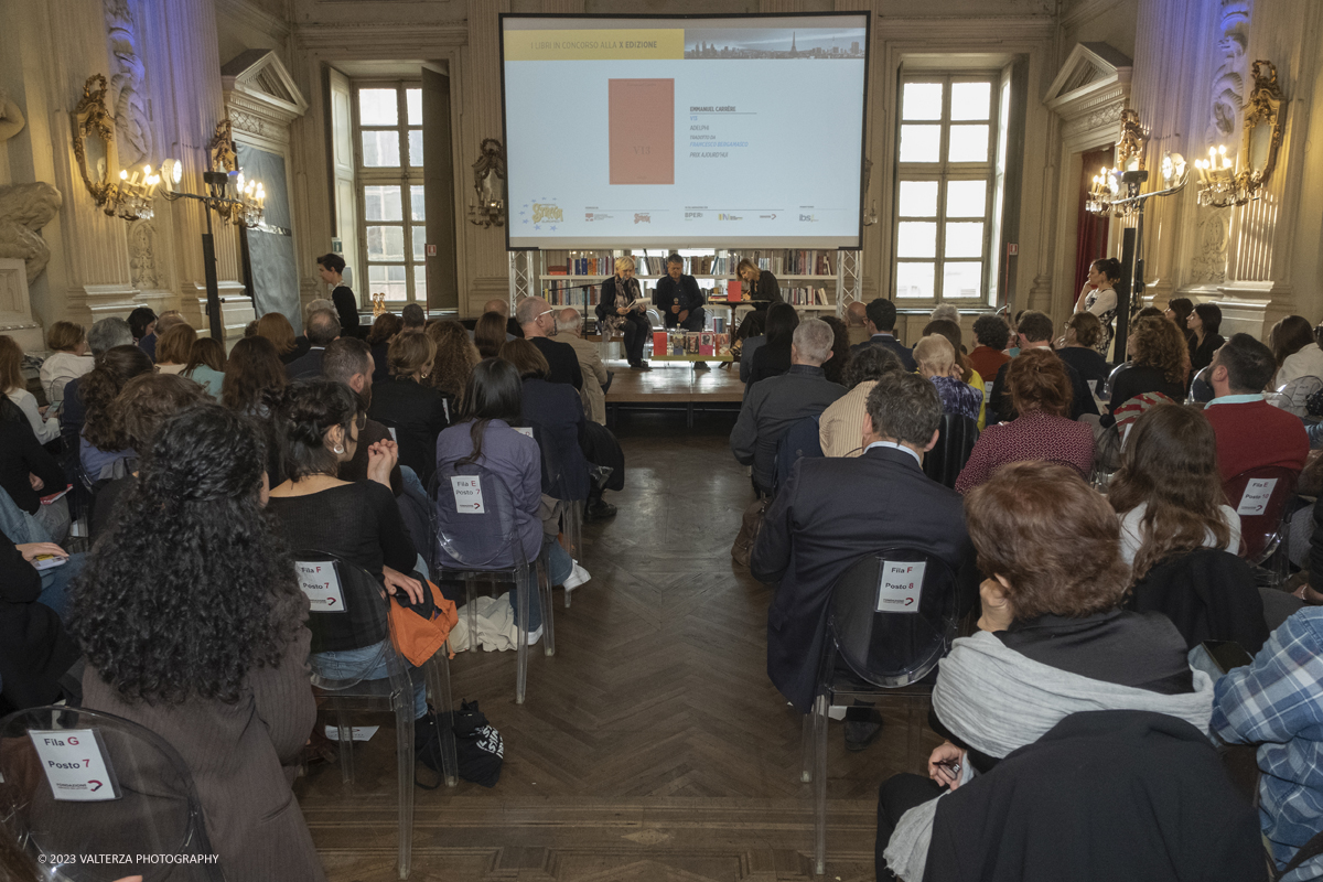 _DSF6709.jpg - 21/05/2023. Torino. Il premio viene assegnato ogni anno da una giuria composta da 24 scrittrici e scrittori italiani vincitori e finalisti del Premio Strega.- Nella foto un momento dell'intervista a Emmanuel CarrÃ¨re condotta dalla giornalista Eva Giovannini