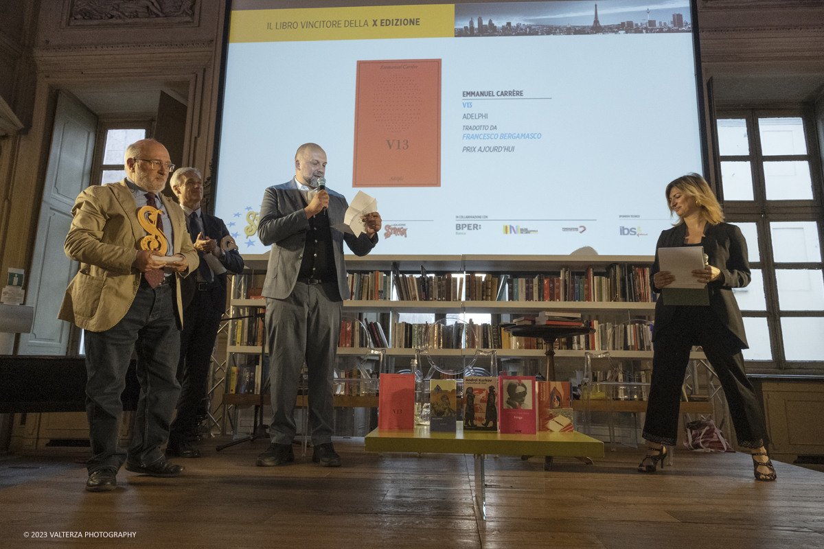 _DSF7088.jpg - 21/05/2023. Torino. Il premio viene assegnato ogni anno da una giuria composta da 24 scrittrici e scrittori italiani vincitori e finalisti del Premio Strega.- Nella foto  Stefano Petrocchi direttore della fondazione Bellonci proclama vincitore  Emmanuel CarrÃ¨re, autore di V13 (Adelphi)