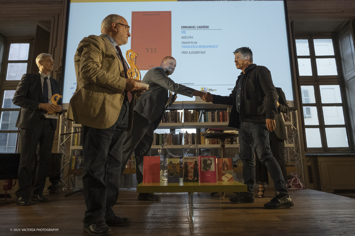 _DSF7092.jpg - 21/05/2023. Torino. Il premio viene assegnato ogni anno da una giuria composta da 24 scrittrici e scrittori italiani vincitori e finalisti del Premio Strega.- Nella foto Stefano Petrocchi si congratula con il vincitore