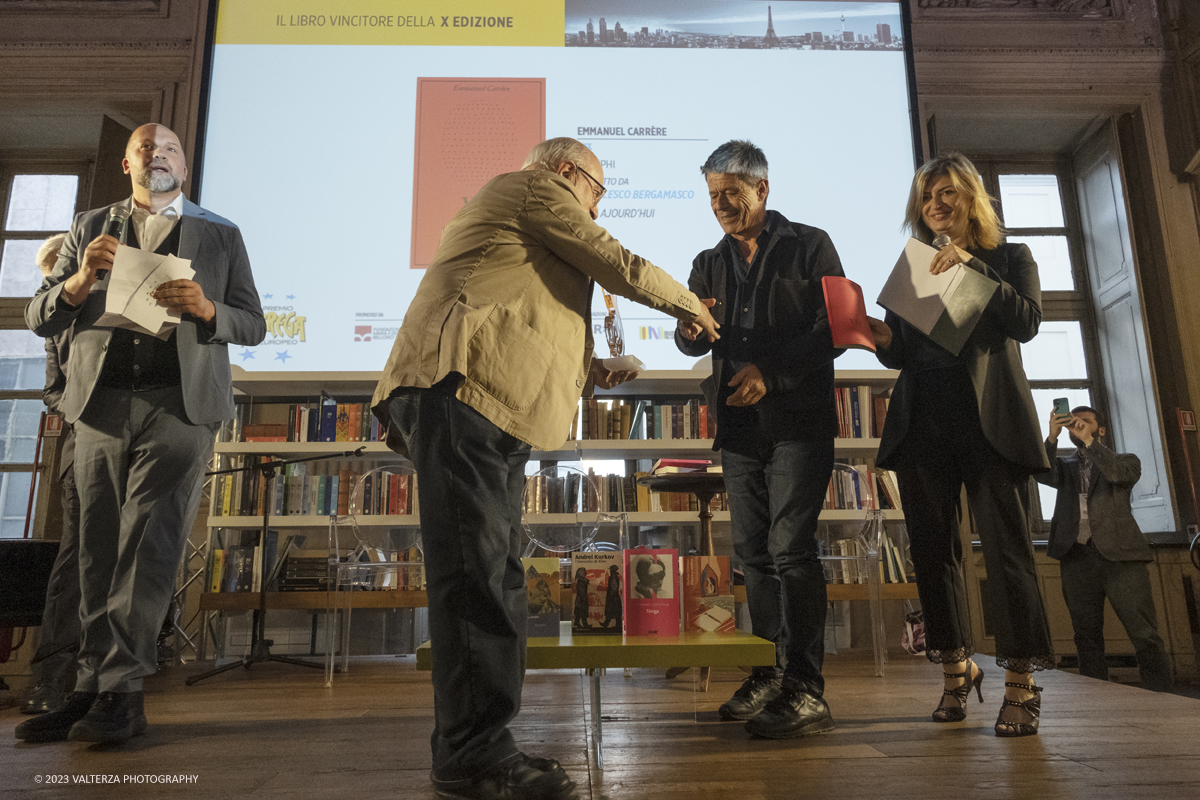 _DSF7097.jpg - 21/05/2023. Torino. Il premio viene assegnato ogni anno da una giuria composta da 24 scrittrici e scrittori italiani vincitori e finalisti del Premio Strega.- Nella foto Giovanni Solimine Presidente della Fondazione Bellonci premia il vincitore Emmanuel CarrÃ¨re e si congratula con lui