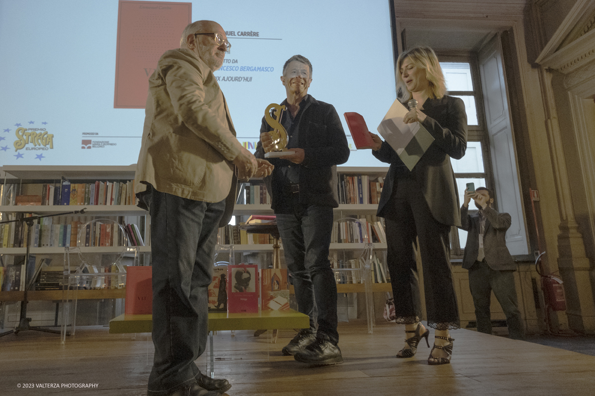 _DSF7099.jpg - 21/05/2023. Torino. Il premio viene assegnato ogni anno da una giuria composta da 24 scrittrici e scrittori italiani vincitori e finalisti del Premio Strega.- Nella foto Giovanni Solimine Presidente della Fondazione Bellonci premia il vincitore Emmanuel CarrÃ¨re e si congratula con lui