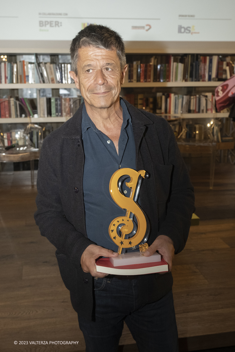 _DSF7187.jpg - 21/05/2023. Torino. Il premio viene assegnato ogni anno da una giuria composta da 24 scrittrici e scrittori italiani vincitori e finalisti del Premio Strega. Nella foto Emmanuel CarrÃ¨re autore dell'opera V13 (Adelphi) e vincitore del Premio eEropeo Strega 2023