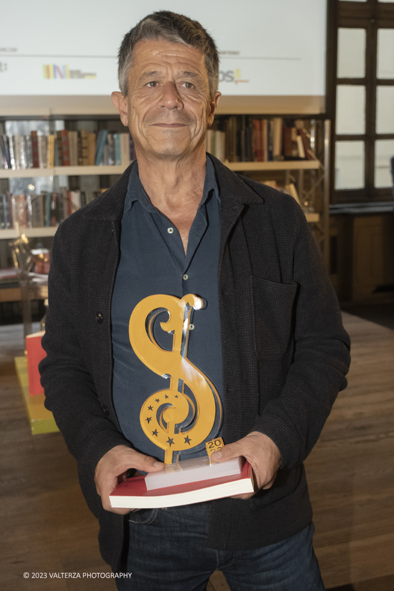 _DSF7201.jpg - 21/05/2023. Torino. Il premio viene assegnato ogni anno da una giuria composta da 24 scrittrici e scrittori italiani vincitori e finalisti del Premio Strega.- Nella foto mmanuel CarrÃ¨re autore dell'opera V13 (Adelphi) e vincitore del Premio Europeo Strega 2023