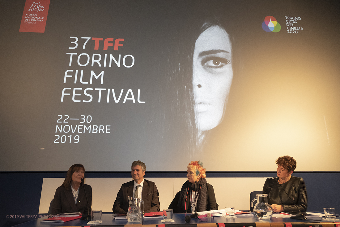 _DSF4631.jpg - Al 37/mo Torino Film Festival (22-30 novembre), presentato oggi a Torino dalla direttrice Emanuela Martini nel segno di varietÃ , qualitÃ  e low budget (1.900.000 euro) si vedranno 197 film di cui 142 lungometraggi e 15 titoli internazionali. Nella foto il tavolo dei relatori della conferenza stampa, da sx Vittoria Poggio consigliere per la Cultura della Regione Piemonte, Domenico de Gaetano direttore del Museo del Cinema, Emanuela Martini direttrice del Tff, Annapaola Venezia Vice Segretario Generale fondazione CRT