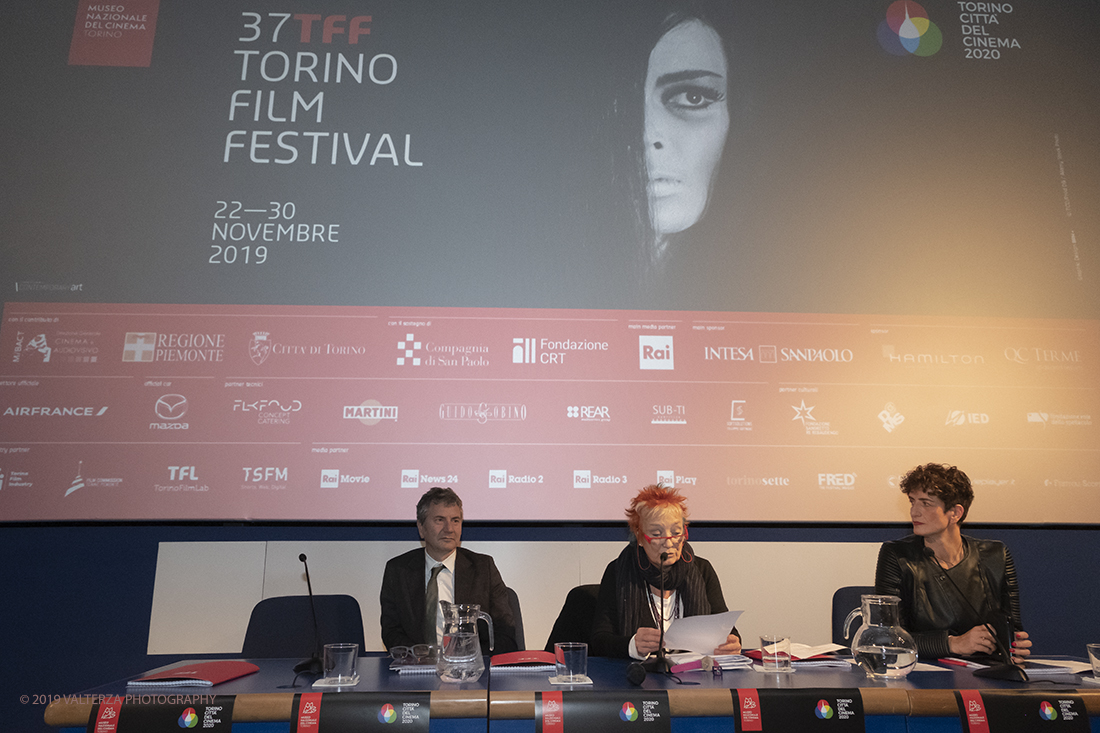 _DSF4651.jpg - Al 37/mo Torino Film Festival (22-30 novembre), presentato oggi a Torino dalla direttrice Emanuela Martini nel segno di varietÃ , qualitÃ  e low budget (1.900.000 euro) si vedranno 197 film di cui 142 lungometraggi e 15 titoli internazionali. Nella foto  Nella foto il tavolo dei relatori della conferenza stampa, da sx  Domenico de Gaetano direttore del Museo del Cinema, Emanuela Martini direttrice del Tff, Annapaola Venezia Vice Segretario Generale fondazione CRT