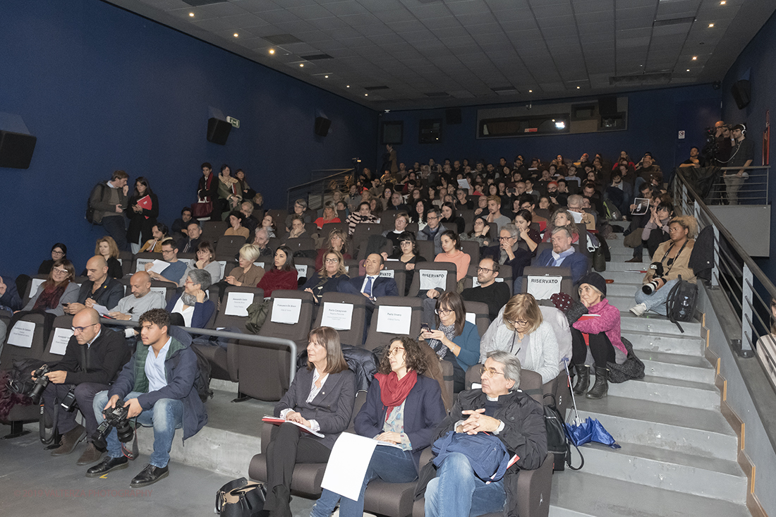 _DSF4657.jpg - Al 37/mo Torino Film Festival (22-30 novembre), presentato oggi a Torino dalla direttrice Emanuela Martini nel segno di varietÃ , qualitÃ  e low budget (1.900.000 euro) si vedranno 197 film di cui 142 lungometraggi e 15 titoli internazionali. Nella foto la sala del cinema Massimo gramita per l'occasione.