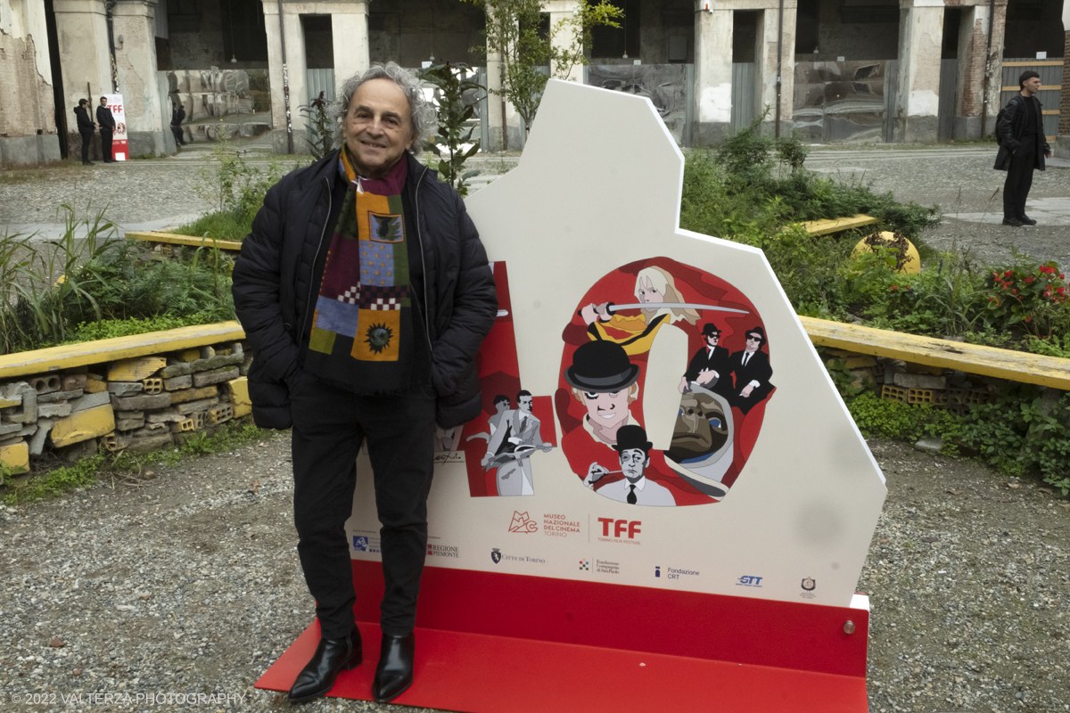 _DSF7388.jpg - 17/11/2022 Torino Film Festival 2022. Da oggi il Torino Film Festival ha la sua Casa, in senso letterale. Il luogo dove una volta finite le proiezioni nelle sale del centro possono ritrovarsi gli appassionati di cinema, ma anche la â€œgente comuneâ€�, per vivere lâ€™atmosfera dellâ€™evento incontrando gli ospiti, assistendo agli spettacoli serali, facendo comunitÃ . Gli spazi sono quelli della Cavallerizza Realedi via Verdi 9, che avranno il loro vero punto di attrazione nel cortile dellâ€™Artiglieria aperto tutto il giorno. Nella foto Ugo Nespolo che firma lâ€™immagine ufficiale del 40Â° TFF