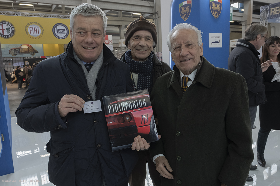 _DSF1865.jpg - 30/01/2020. Torino.  Lingotto Fiere. Automotoclub Storico Italiano e Pininfarina organizzano il â€œConcorso dâ€™Eleganza CittÃ  di Torinoâ€�, evento in programma sabato 30 maggio nella prestigiosa cornice di Piazza San Carlo. Nella foto, nel contesto dell'evento il presidente dell'associazione RACI, Antonio Carella consegna la tessera di Socio a Paolo Pininfarina