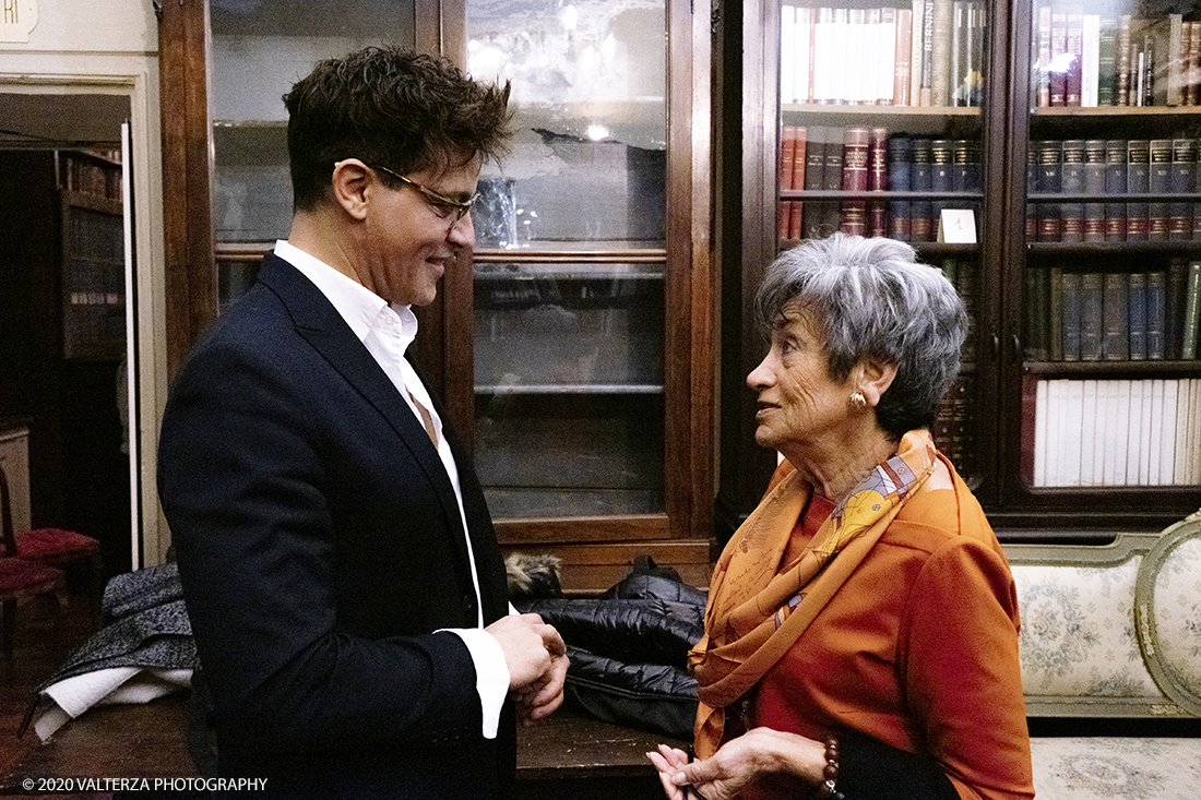 _DSF0468.jpg - 14/05/2020. Torino. Gabriel Garko presenta il suo libro Andata e Ritorno al circolo dei lettori, con Roberto Borra. Nella foto Gabriel Garko incontra la sua vecchia insegnante torinese di italiano.