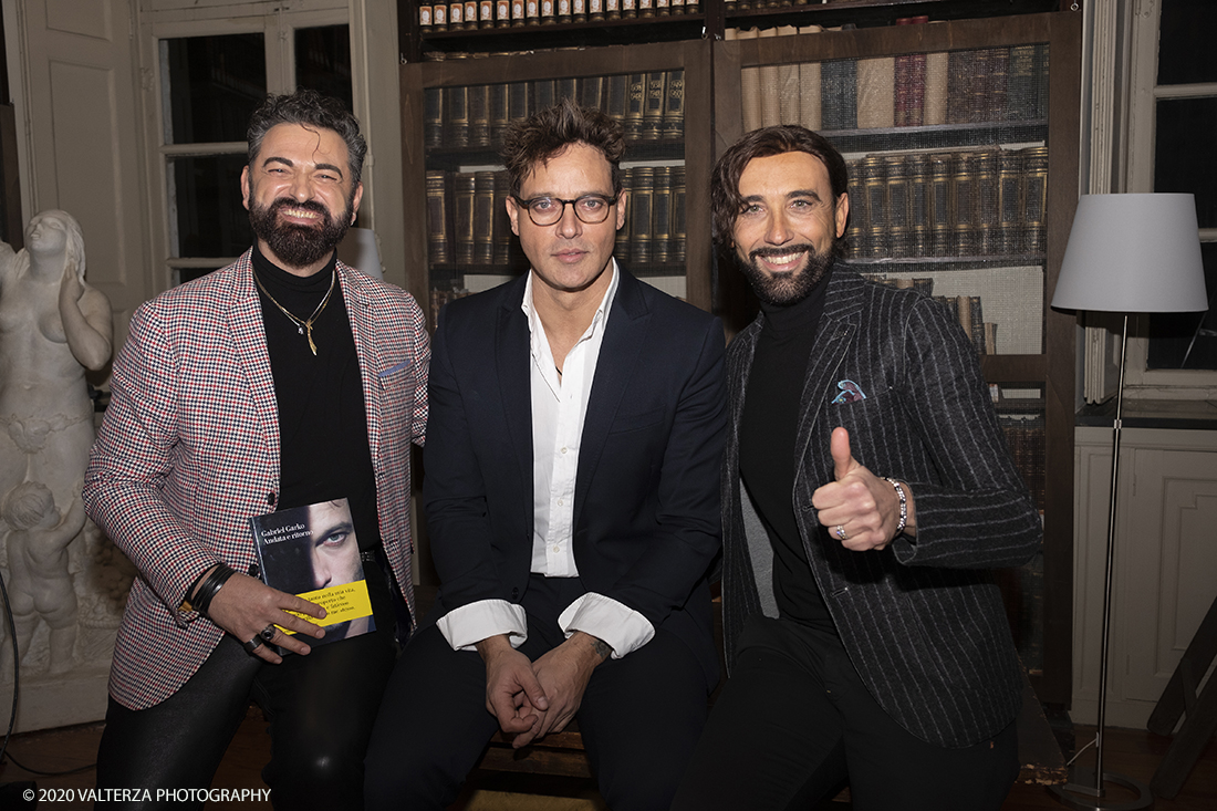 _DSF0480.jpg - 14/05/2020. Torino. Gabriel Garko presenta il suo libro Andata e Ritorno al circolo dei lettori, con Roberto Borra. Nella foto Luca&Max di Poltronissima con Gabriel Garko dopo l'intervista da loro fatta all'autore.