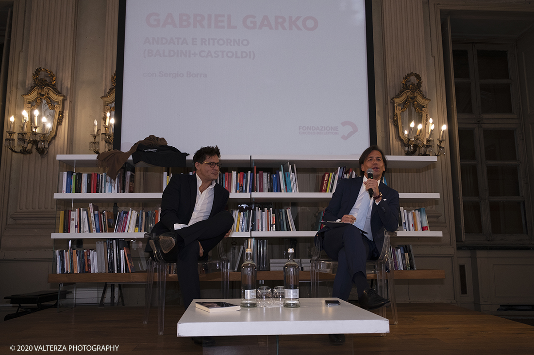 _DSF0529.jpg - 14/05/2020. Torino. Gabriel Garko presenta il suo libro Andata e Ritorno al circolo dei lettori, con Roberto Borra. Nella foto un momento della presentazione del libro, Gabriel Garko con Roberto Borra.