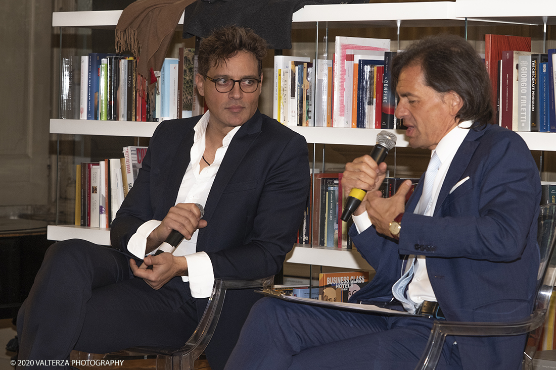 _DSF0555.jpg - 14/05/2020. Torino. Gabriel Garko presenta il suo libro Andata e Ritorno al circolo dei lettori, con Roberto Borra. Nella foto un momento della presentazione del libro, Gabriel Garko con Roberto Borra.