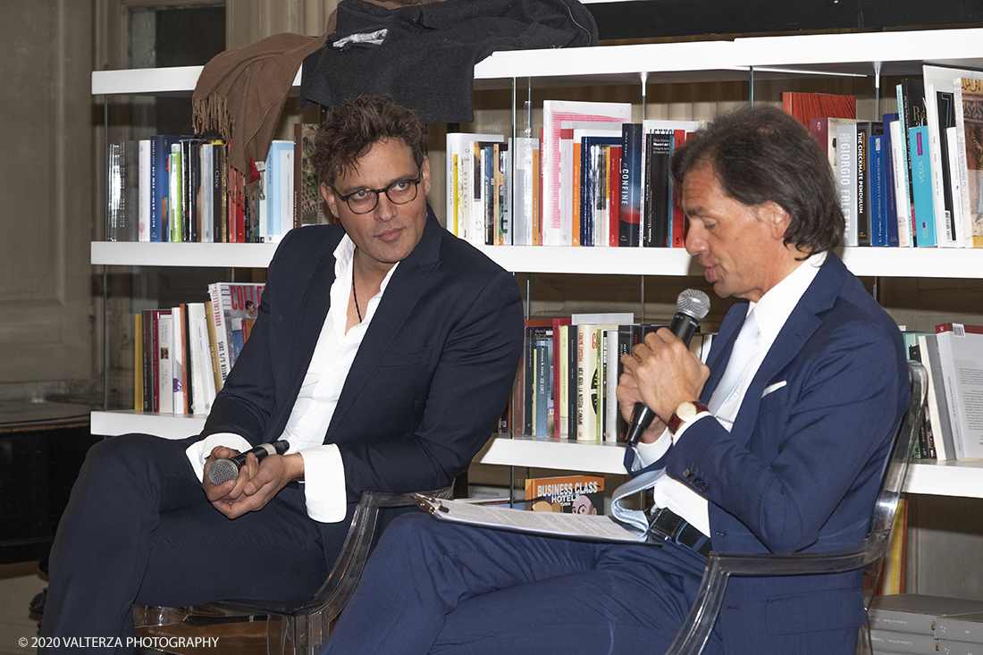 _DSF0563.jpg - 14/05/2020. Torino. Gabriel Garko presenta il suo libro Andata e Ritorno al circolo dei lettori, con Roberto Borra. Nella foto un momento della presentazione del libro, Gabriel Garko con Roberto Borra.