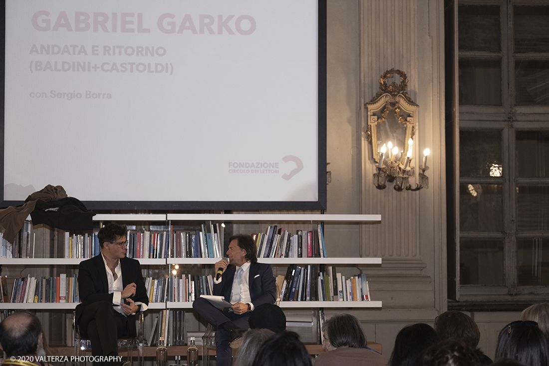 _DSF0617.jpg - 14/05/2020. Torino. Gabriel Garko presenta il suo libro Andata e Ritorno al circolo dei lettori, con Roberto Borra. Nella foto un momento della presentazione del libro, Gabriel Garko con Roberto Borra.