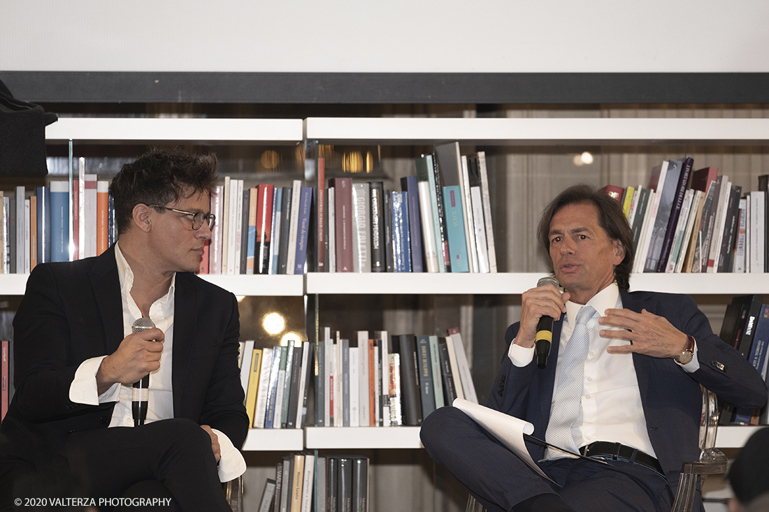 _DSF0621.jpg - 14/05/2020. Torino. Gabriel Garko presenta il suo libro Andata e Ritorno al circolo dei lettori, con Roberto Borra. Nella foto un momento della presentazione del libro, Gabriel Garko con Roberto Borra.