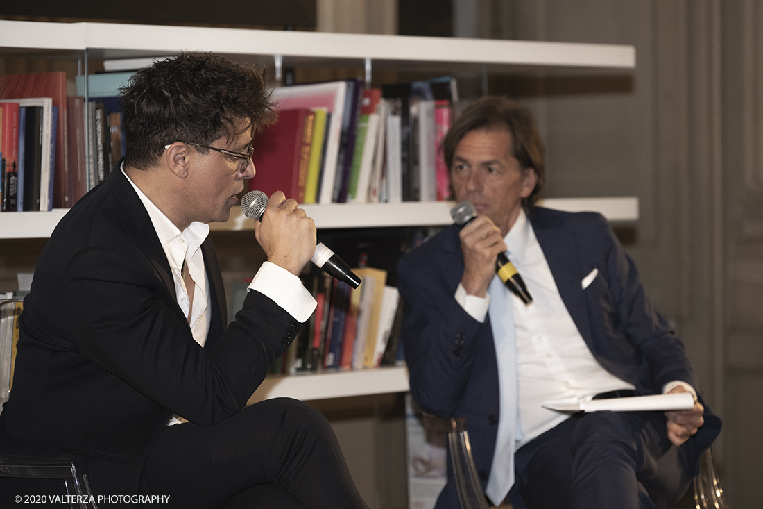 _DSF0628.jpg - 14/05/2020. Torino. Gabriel Garko presenta il suo libro Andata e Ritorno al circolo dei lettori, con Roberto Borra. Nella foto un momento della presentazione del libro, Gabriel Garko con Roberto Borra.